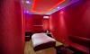 Красная комната в гостинице "Оазис"